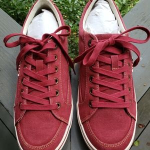 Taos Ladies Moc Star sneakers Red Distressed, sz10